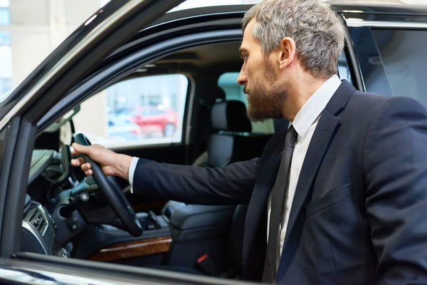 Pourquoi les voyageurs choisissent la location de voiture à Bordeaux pour leurs séjours touristiques ?